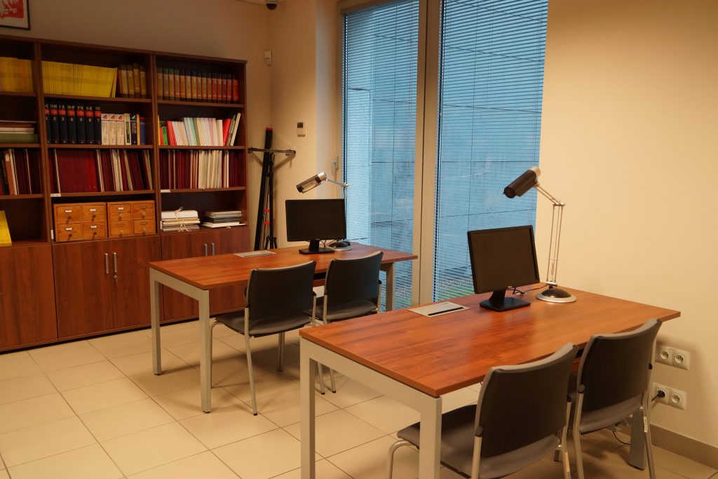 Widok na czytelnię akt.