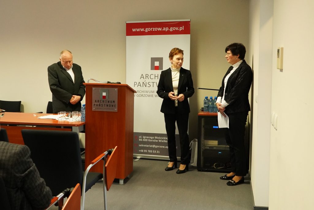 Sal konferencyjna. Jedna z kobiet przemawia.